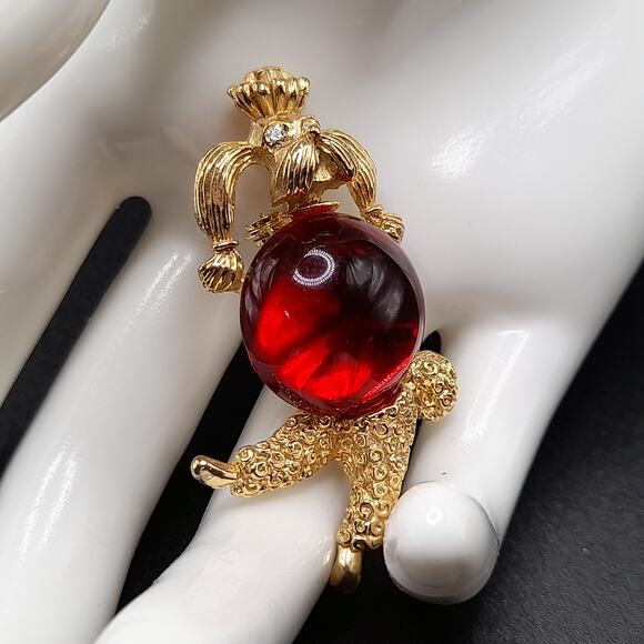 Vintage Poodle Brooch, Gold Tone, Red Glass Cabochon, 1960s Dog Pin - Picture 2 of 10